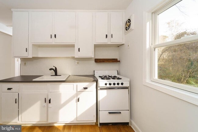 Photo - 4400 Garrett Park Rd