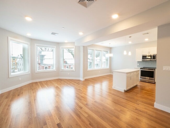 Building Photo - 142 Coolidge St Unit 2