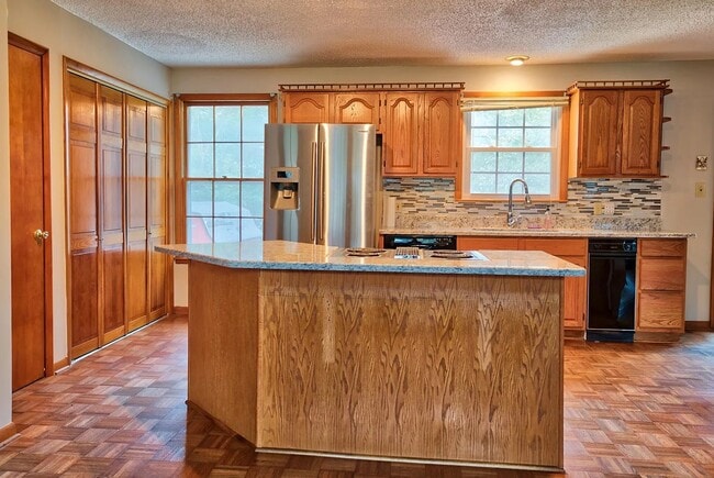 Photo - 5910 Kinsdale Dr