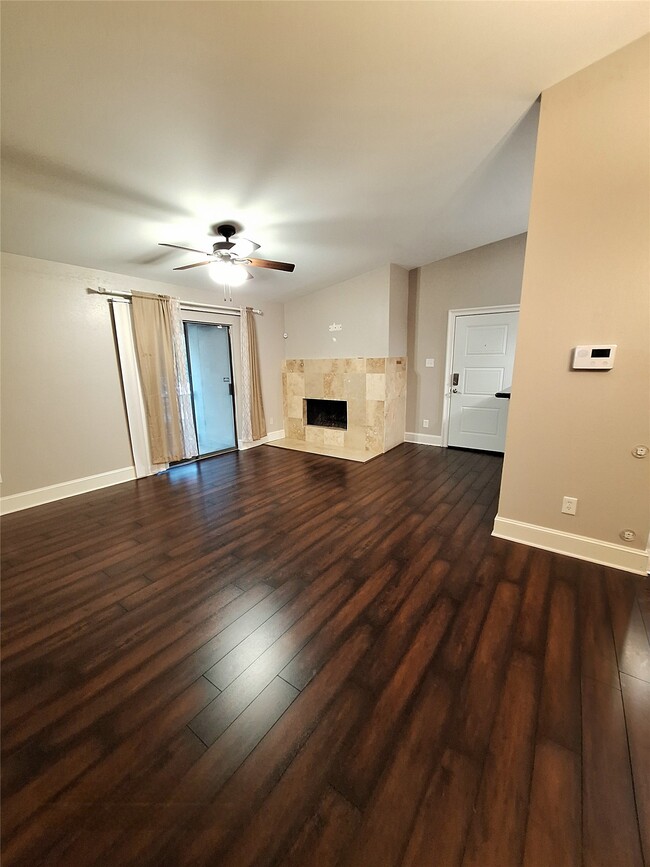 Building Photo - 2425 Augusta Dr Unit 4
