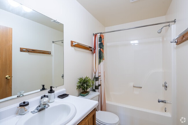 3BR, 2BA - 975SF - Primary Bathroom