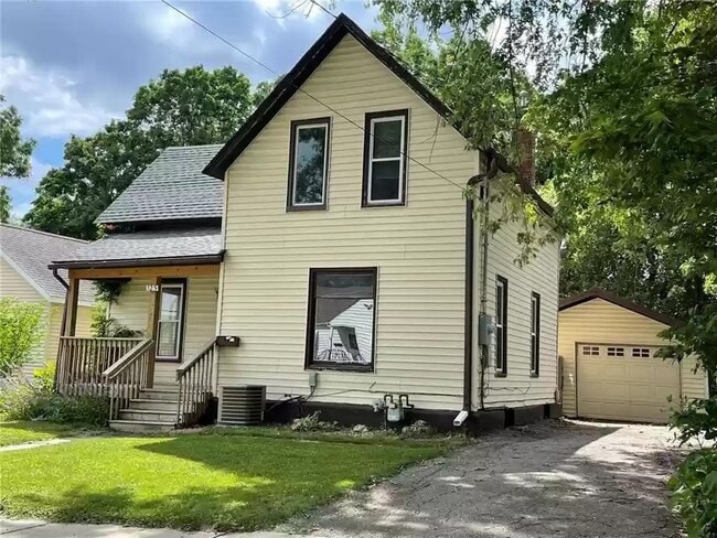 Photo - 125 10th Ave SE