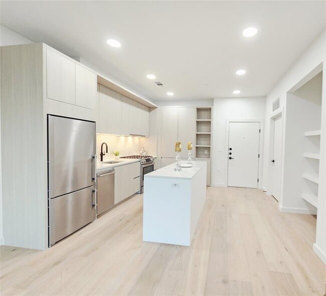 Photo - 2209 S 1st St Unit 323