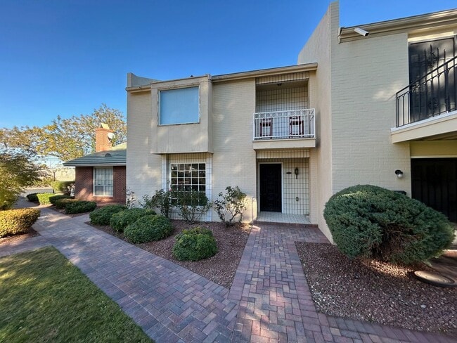 Building Photo - SPACIOUS 2 BEDROOM TOWNHOME IN LAS VEGAS COUNTRY CLUB