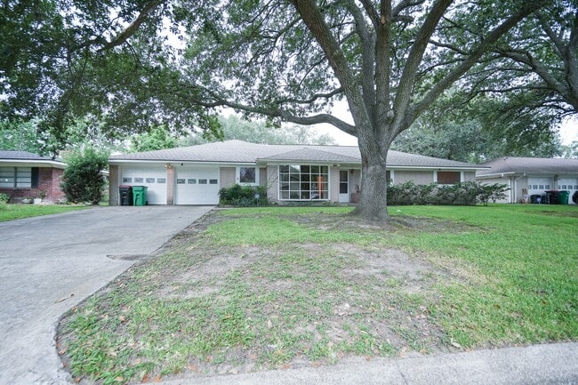 Building Photo - 1702 Ivie Lee St