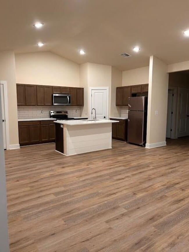 Photo - 483 E Harper St