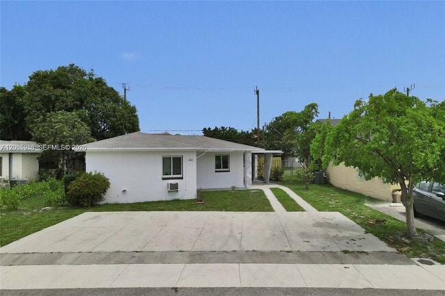 Building Photo - 2343 NW 28th St Unit 1