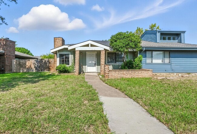 Building Photo - Charming 2/2 Duplex with Carport Rental