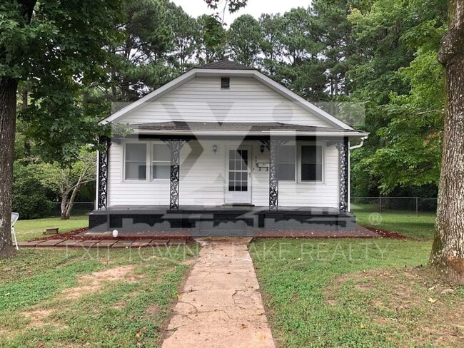 Building Photo - Fully Furnished 3 Bedroom/2 Bathroom Home ...