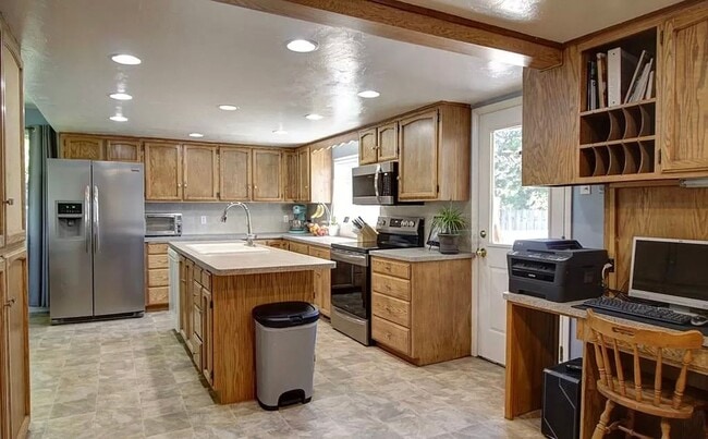 Photo - 6 Bedroom Home For Rent In Rexburg!!