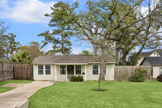 Photo - 1062 W 41st St