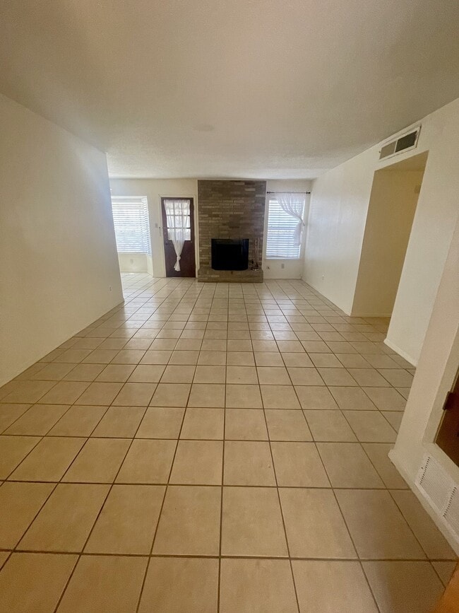 Photo - 8621 Mettler Dr