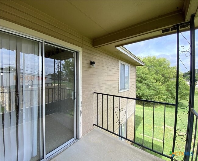 Building Photo - 4801 Rainbow Cir Unit 2