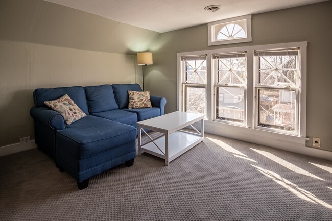 Photo - 611 Evans St SE Unit 3 Floor Fully furnished