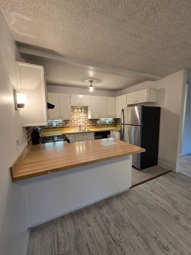 Building Photo - $500 move in credit. Easy Living Starts He... Unit E1