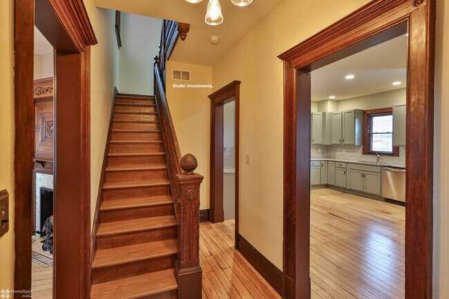 Photo - 1110 Main St