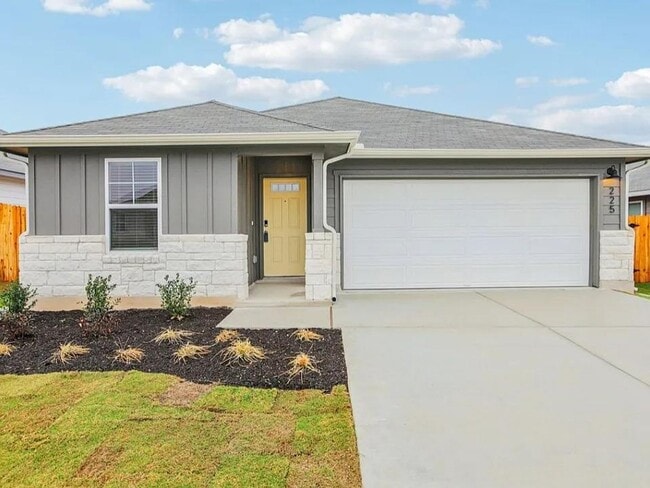 Building Photo - 225 Little Grn Trl