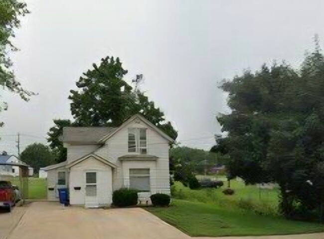 Building Photo - 420 E Main St