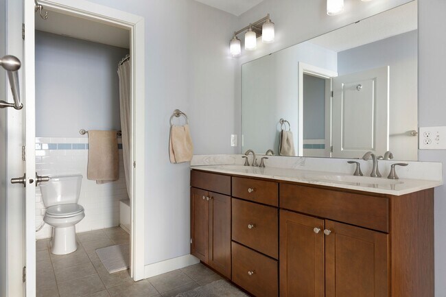 Baño - 525 Tenth Dinkytown Apartments Student Rental