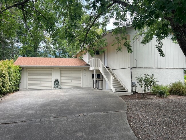 Building Photo - 2187-2189 NW North Hill Dr Unit 2187