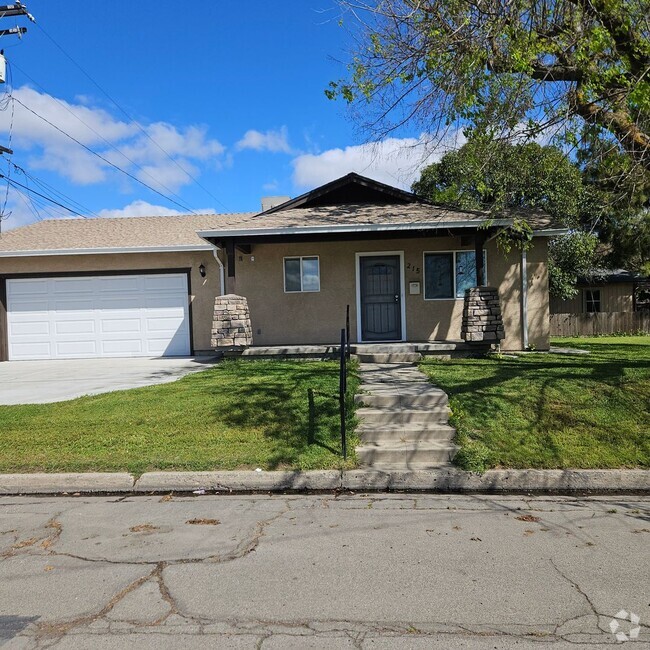 Building Photo - Charming 2 Bedroom 2 Bath Home Near Downto...
