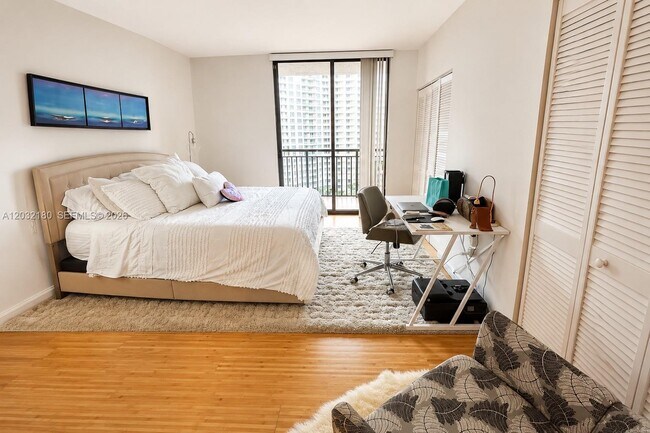 Photo - 540 Brickell Key Dr Unit 1802