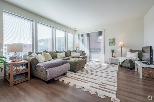 1BR, 1BA - 964SF - Living Room