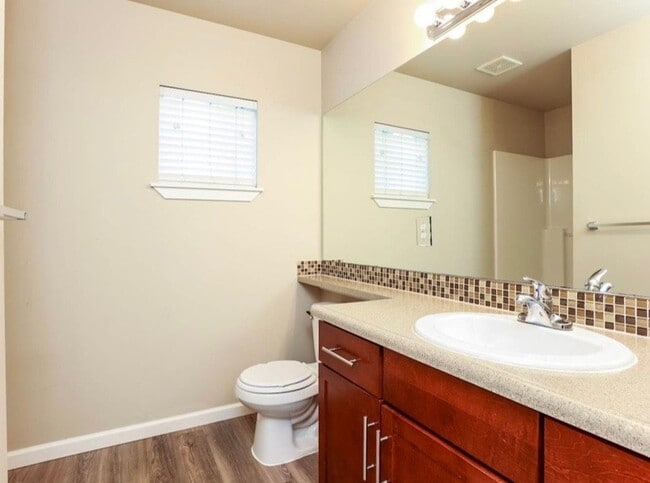 Photo - 817 N Broadview Blvd