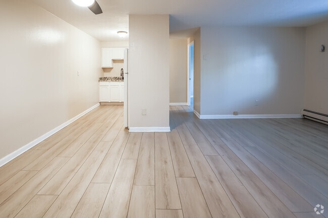 2BR, 1BA - 800SF- Entrance