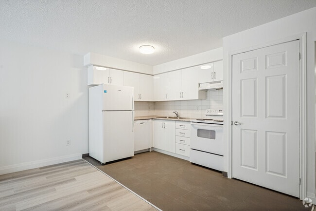 2BR, 2BA - Kitchen - Upper Lansdowne Management (1155-1199 Lansdowne Ave.)