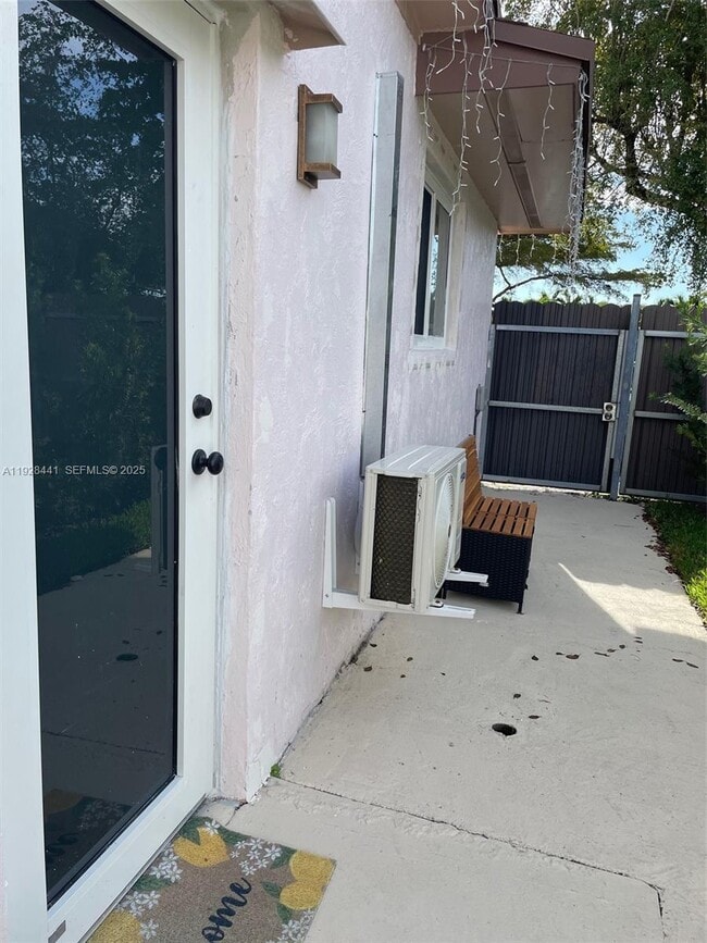 Building Photo - 14121 Kendale Lakes Blvd Unit 14121