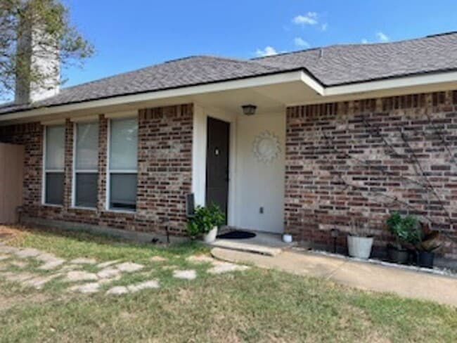 Building Photo - College Station - 3 bedroom / 2 bath / Gar...