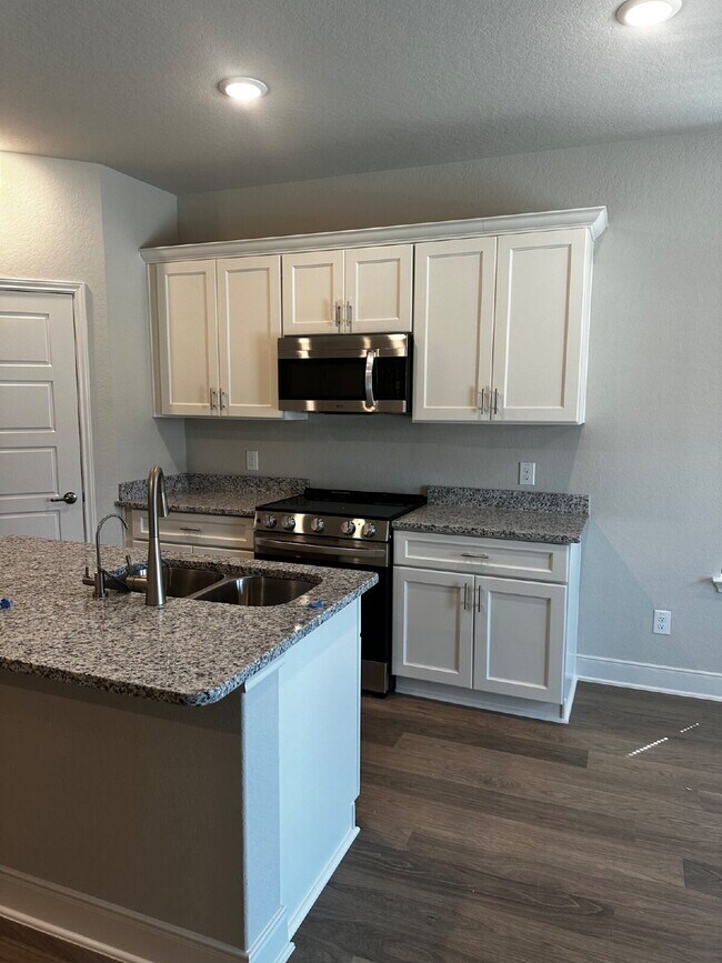 Photo - "Charming 3-Bedroom Duplex in San Antonio with Granite Elegance!" Unidad 202