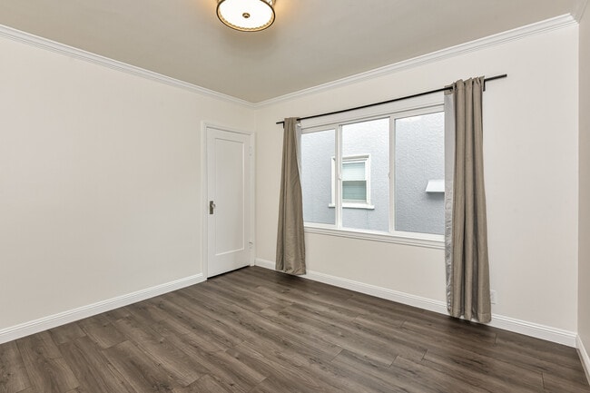 Photo - 833 Linden Ave