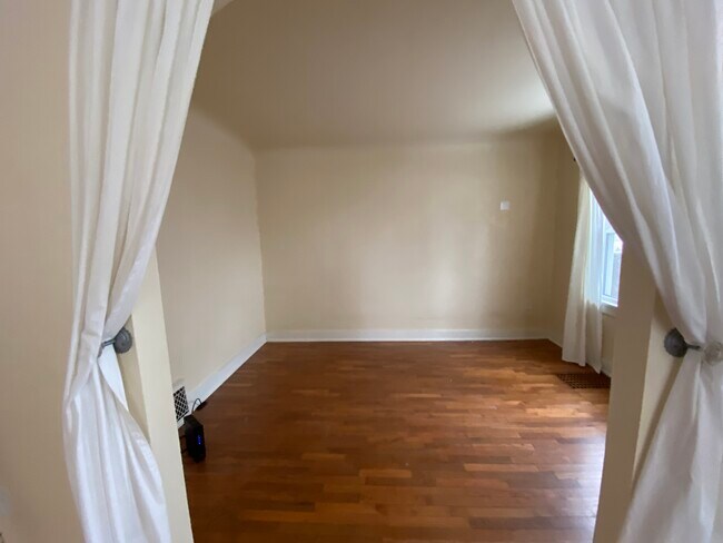 Bonus room - 421 E Ash St