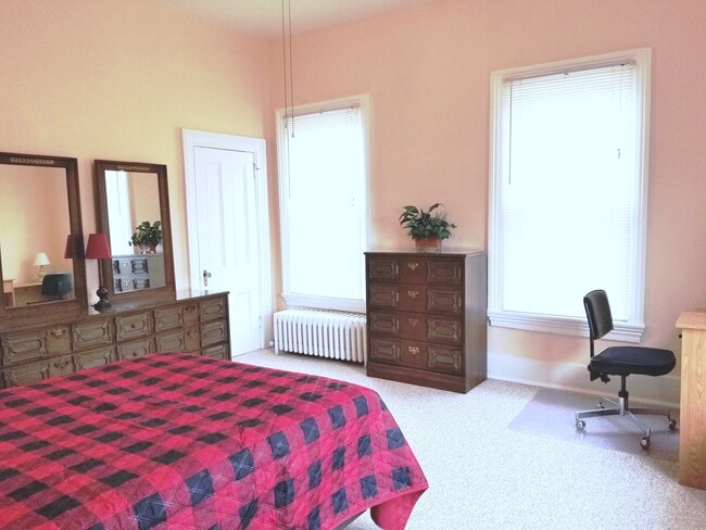1020 S 7th St Unit fully furnished 1 bedroom