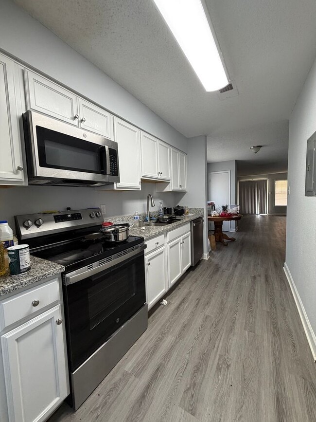 Photo - 2 bedroom 2 bath Updated Condo at Avery Close! ON THE WOLFLINE!