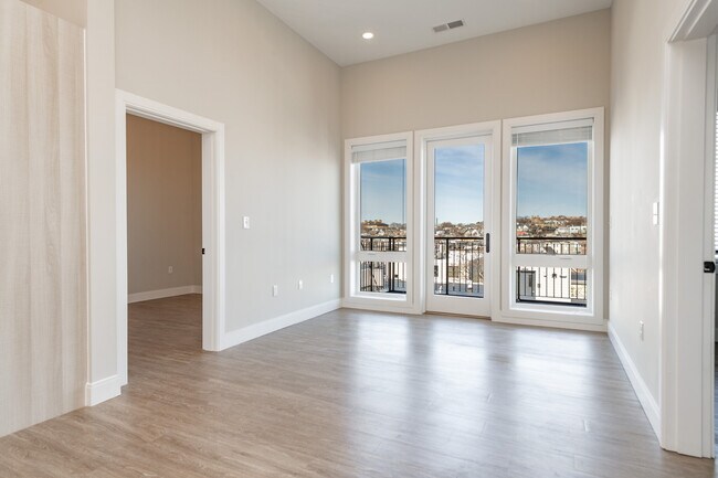 Photo - 340 Bremen St Unidad 504