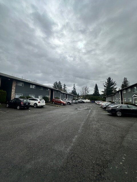 Building Photo - Charming 2-Bed Oasis with Full Bath on SE Division - 836 Sq. Ft. of Portland Comfort! Unit 8