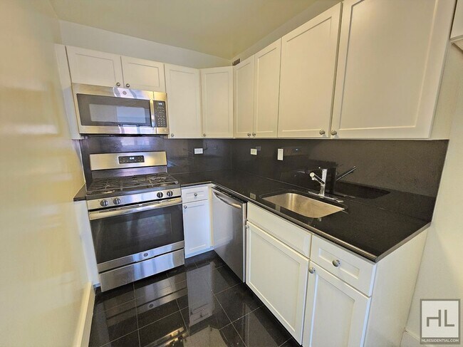 Sunlit 11th-Floor 1-Bed with Wall-to-Wall Windows in Lenox Hill