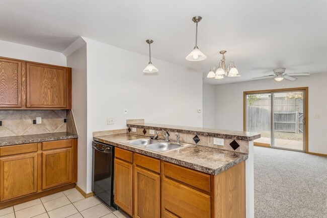 Photo - Spacious 3 bedroom 1 1/2 bath townhouse in...