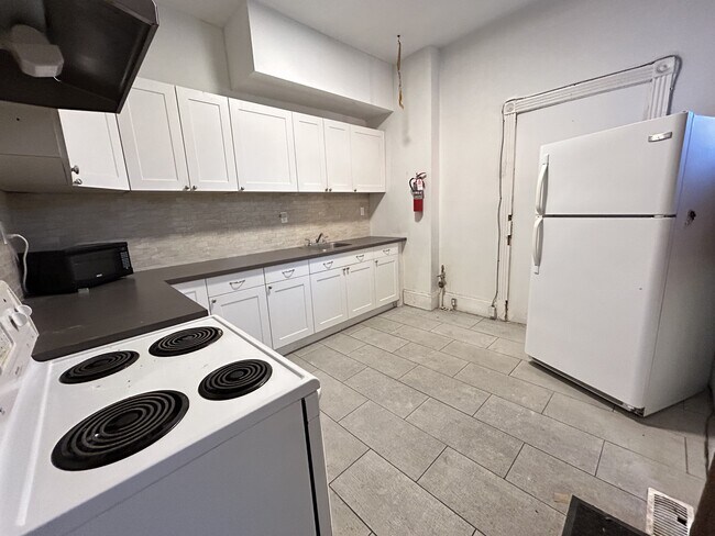 Photo - 46 Wentworth St S Unit 2 (Right)