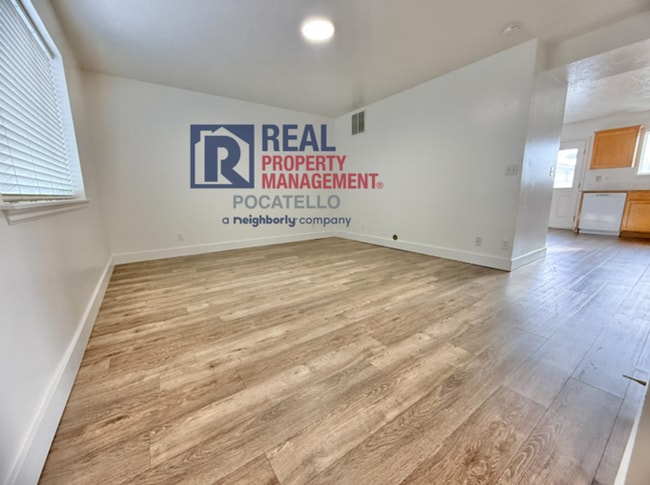 Photo - 3 Bedroom 1.5 Bath duplex - 1 car garage