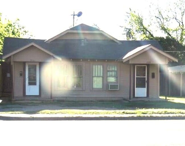 Building Photo - Freshly renovated and conveniently located!