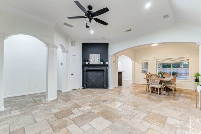 Photo - 402 Avenue H