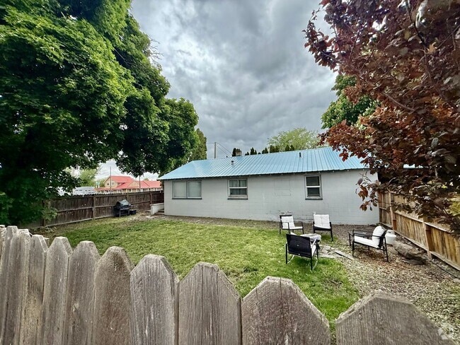 Building Photo - 10305 W 1st St Rental