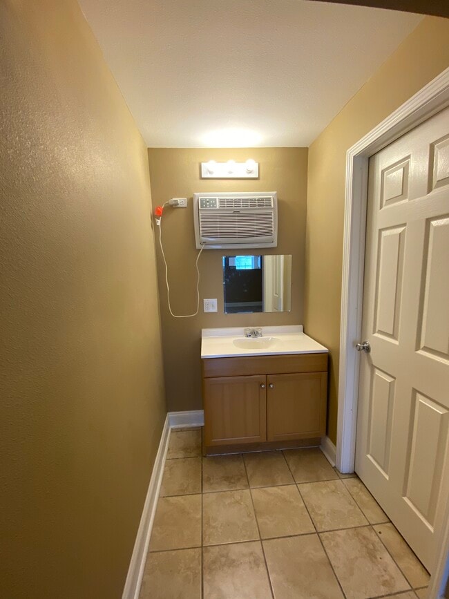 Building Photo - 106 N Carter St Unit 14