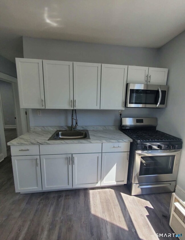 Building Photo - 100 Horace St