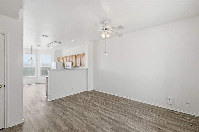 Photo - 2849 Southampton Way