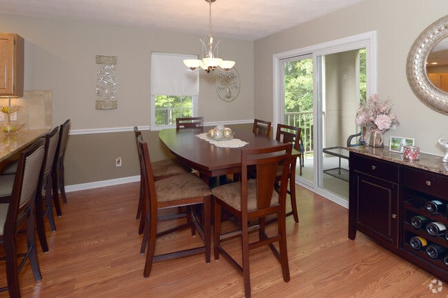 300-700 dining room - Kirkbrae Glen Apartments